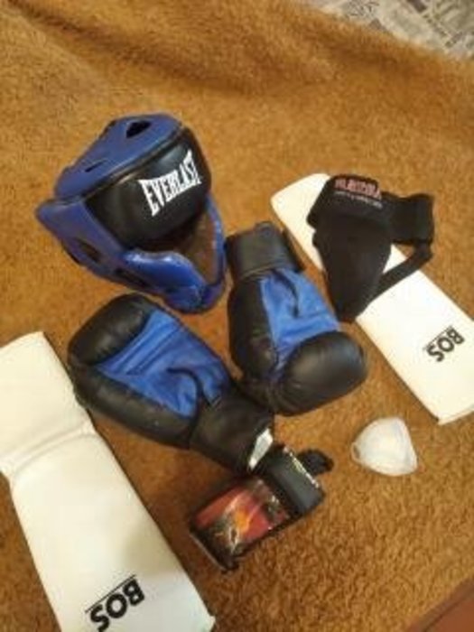 Кик Боксинг перчатки, шлем щитки, ленты, ракушка - полный набор Київ