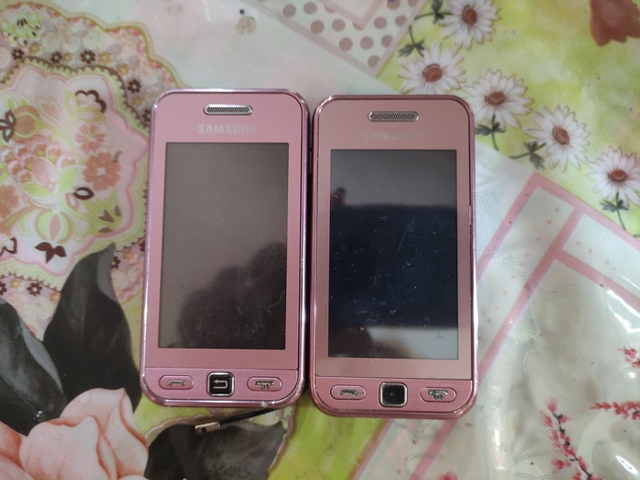 Продам два сенсорных телефона Samsung GT-S5230  Киев