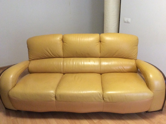 Компактный кожаный диванчик Київ