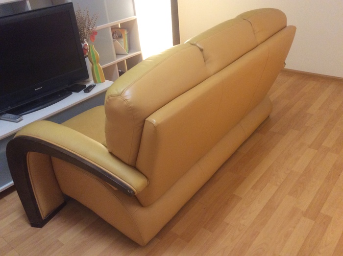 Компактный кожаный диванчик Київ