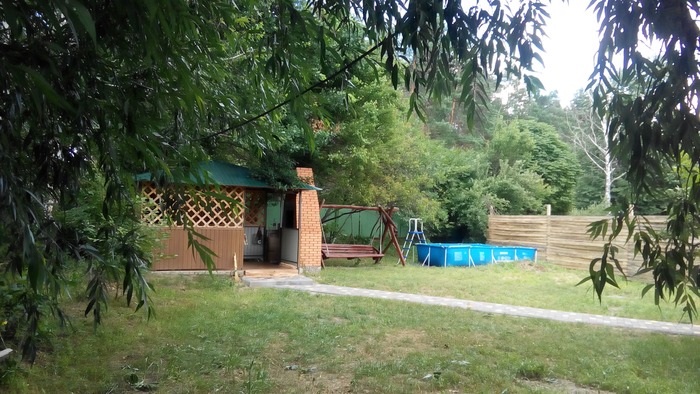 Садиба «Лісова»  розташована в мальовничому куточну, біля р. Рось, 1,5 Богуслав