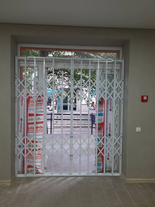 Раздвижные решетки — удобные и надежные конструкции для защиты окон и дверей Одесса